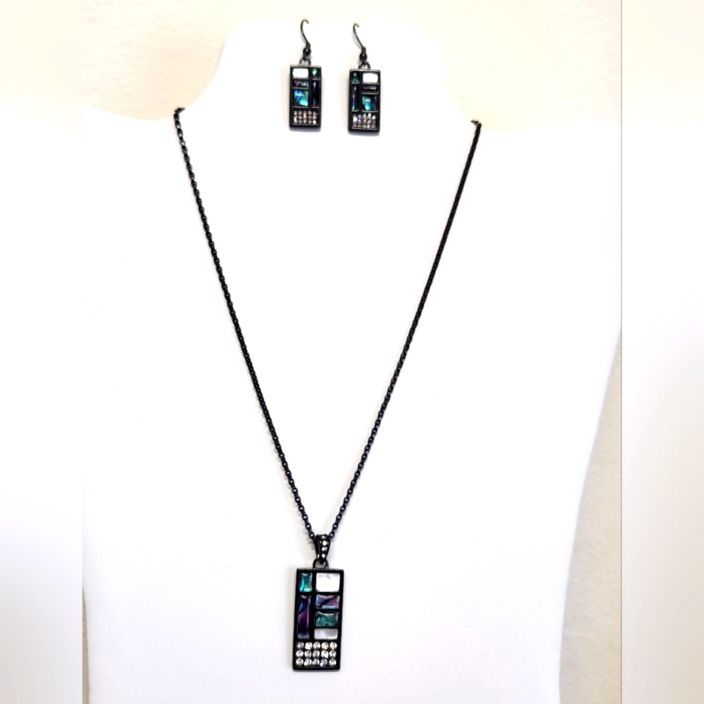 Fifth Avenue Collection "refined taste" necklace/hook earrings set